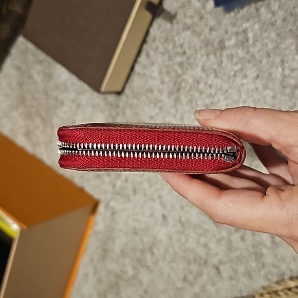 Louis Vuitton Red EPI Zippy coin card - Picture 11 of 11